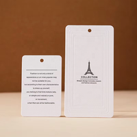 Étiquette suspendue en papier gaufré personnalisée avec cordon en coton pour vêtements, chaussures, sacs et articles vestimentaires