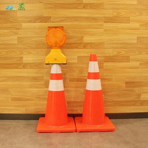 Cône de signalisation routière en PVC rouge monobloc de 700 mm, produit d'avertissement routier à usage courant - Product Image 3