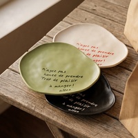 Assiette en céramique artisanale irrégulière avec lettres, plat sculptural pour restaurant, hôtel, dessert et salade, plateau de service artistique