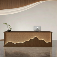 Bureau d'accueil moderne en bois sur mesure avec éclairage LED en forme de montagne pour hall d'hôtel et centre de spa