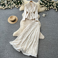 Set atasan dan rok wanita model V-neck berenda, potongan ramping, elegan, berkesan berkelas, cocok untuk acara kasual.