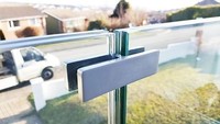 Système de fixation en ligne pour balustrades et rampes de balcon en acier inoxydable