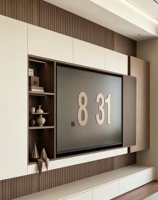 Meuble mural TV intégré moderne, console TV personnalisée avec décor en lattes de bois et étagères de rangement
