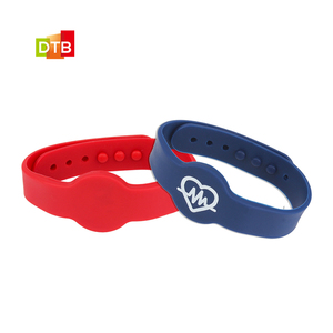 <span class=keywords><strong>RFID</strong></span> 재사용 가능한 조정 가능한 실리콘 팔찌 13.56Mhz 방수 팔찌 <span class=keywords><strong>NFC</strong></span> 밴드