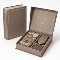 Boîte cadeau de luxe taupe en carton rigide gris de 2 mm, forme livre, papier simili cuir 120 g/m², monogramme doré à chaud, insert multi-compartiments