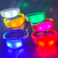 Bracelets LED lumineux multicolores pour événements, activés par le son, pour illuminer la foule