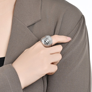 Anillo de acero de titanio brillante exagerado de estilo europeo para mujer, accesorio de moda para fiesta, acero dorado K R967 - Product Image 2