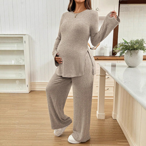 Conjunto de Maternidad de 2 Piezas para Mujer Embarazada, Modelo 2026, con Top de Manga Campana y Abertura, y Pantalones de Punto con Cintura Ajustable - Product Image 2