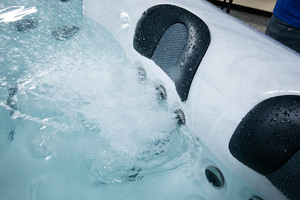 Tinas de spa con chorros de agua de masaje eficientes y cascada de luz LED Tina de spa para 5-6 personas - Product Image 6