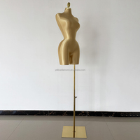 Mannequin féminin de mode, courbes généreuses, hanches larges, style brésilien, buste doré, grande taille, sur pied, pour présentation de vêtements en vitrine