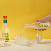 Honingdrank met natuurlijke honing en fruitsap, kant-en-klaar drankje