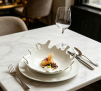 Assiette de service en céramique de forme irrégulière créative, plat artistique unique en porcelaine blanche, compatible micro-ondes, moderne et minimaliste pour la haute cuisine