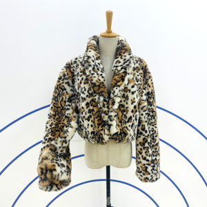 Giacca Corta in Vera Pelliccia di Coniglio Rex con Stampa Leopardata - Giacca di Alta Gamma per Donna - Product Image 4