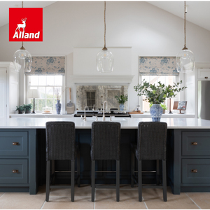 Armoires de cuisine sur mesure en bois massif Alland, style moderne, finition laquée mate, panneaux encastrés, avec îlot et poignées - Product Image 1