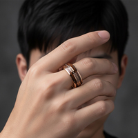 Bague en tungstène classique en or rose avec incrustation de bois de baril à whisky et de cordes de guitare pour couple, mariage, fiançailles ou cadeau de fête d'anniversaire