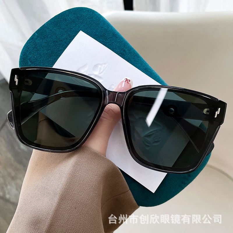 Grey frame green piece