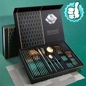 Ensemble de couverts jetables modernes de 72 pièces (24 pièces) en acier inoxydable 304 de haute qualité, écologiques, finition mate dorée et noire, avec manches en bois, sans danger pour les aliments - Product Image 3