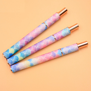 แปรง<span class=keywords><strong>ทำ</strong></span>เล็บอเนกประสงค์ด้ามไม้ไนลอนลายเกล็ดปลาไล่เฉดสี สำหรับร้าน<span class=keywords><strong>ทำ</strong></span>เล็บมืออาชีพ ใช้สำหรับเบลนด์และไลน์ - Product Image 2