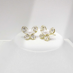 Boucles d'oreilles clous romantiques en argent sterling 925, motif fleur, tendance 2026, uniques, avec papillon émaillé coloré et perles - Product Image 5