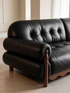 Sofá Chesterfield Tradicional de Cuero Genuino de Tres Plazas con Respaldo Acolchado, Brazos Enrollados y Patas de Madera para Sala de Estar - Product Image 6