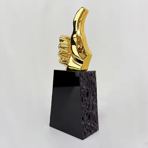Trophée personnalisé en résine dorée avec base noire, motif pouce levé, pour récompense ou souvenir - Product Image 5