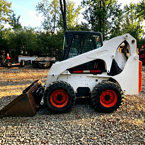 USADO para Minicargadora S300 de 10000 kg, Blanca con Ruedas Rojas y Cucharón Negro, con Bomba de Caja de Cambios, Motor y Motor Principal - Product Image 1
