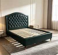 Cadre de lit rembourré vert avec tête de lit capitonnée en forme d'arche, pieds dorés, mobilier de chambre moderne pour suite d'hôtel