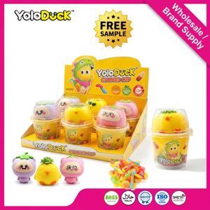 Novedad: Caramelos de goma ácidos surtidos en vaso con juguetes, paquete de 6 mini con juguetes de apretar, blandos y masticables, de múltiples sabores de frutas, a granel, OEM para revendedores YOLODUCK - Product Image 1