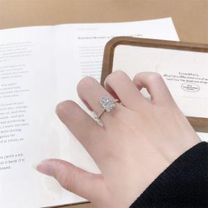 Bague en or jaune 18 carats classique à quatre griffes avec diamant <span class=keywords><strong>de</strong></span> laboratoire, opale, rubis, émeraude, perle, <span class=keywords><strong>pierre</strong></span> <span class=keywords><strong>de</strong></span> <span class=keywords><strong>lune</strong></span>, certifiée IGI – Bijoux personnalisés - Product Image 5