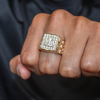 Religiöser Statement Unisex-Ring in Goldton mit Arabischem Symbol, Vollbesetzt mit Zirkonia, Quadratische Oberseite, Anpassbar, Großhandel Fingerschmuck