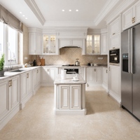 Ensemble de meubles de cuisine classiques avec portes à panneaux encadrés, armoires de cuisine traditionnelles avec îlot en aspect marbre pour la maison