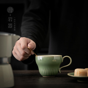 Tasse à café en céramique vert céladon rétro avec soucoupe 200 ml, finition mate, pour le thé de l'après-midi - Product Image 2
