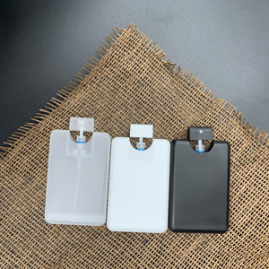 Yuerui Trong Kho Thấp Moq Thẻ Tín Dụng Phun Chai Tay Khử Trùng Nhựa <span class=keywords><strong>10Ml</strong></span> 20Ml Vuông Túi Nước Hoa Phun Chai - Product Image 2
