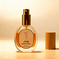 Botol Parfum Kaca Lengkung Mewah Tutup Bambu Semprot Emas Matte Tampilan Cairan Amber Elegan Koleksi Wewangian Romantis Karton