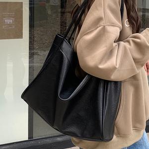 Sac fourre-tout en cuir souple pour femme, grande capacité, noir, design minimaliste, sac à bandoulière pour usage quotidien, pour les trajets ou les cours - Product Image 1