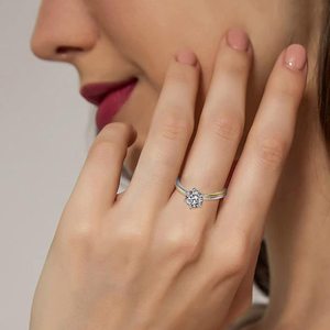 Elegante anillo de compromiso solitario de moissanita de Plata de Ley 925 6A con chapado en oro y chapado en rodio - Product Image 3