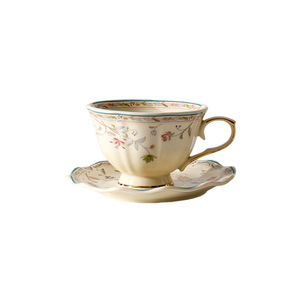 Tasse à café et soucoupe en céramique de style européen, géométrique, rétro, pastoral, luxe léger, dentelle en relief, vaisselle pour la maison et la décoration de café - Product Image 3