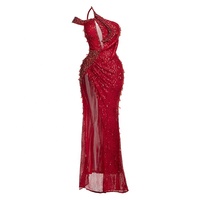 Robe rouge à paillettes avec design asymétrique à une épaule et panneau transparent