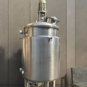 Cuve de réaction verticale en acier inoxydable avec agitateur motorisé pour le mélange et le traitement de liquides industriels - Product Image 3