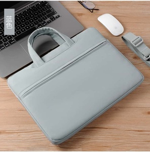 Sac fourre-tout pour ordinateur portable gris foncé en polyester avec coussin d'air protecteur, poignée et fermeture, pour transport à l'épaule, idéal pour les voyages d'affaires - Product Image 2