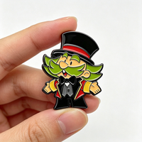 Épinglette personnalisée Maître de cérémonie de cirque à moustache verte en émail dur, badge à double attache en caoutchouc pour collection de personnages de carnaval