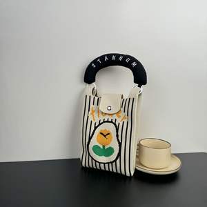 Sac à main en polyester pliable à motif lettres haut de gamme, tricoté, design unique, fermeture ouverte, sac fourre-tout décontracté de luxe pour femme, idéal pour les voyages - Product Image 4