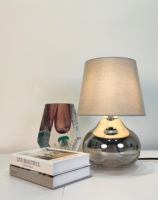 Lampe de table moderne et simple à LED flexible avec miroir argenté, base en céramique blanc chaud, lumière d'ambiance, abat-jour Empire en lin gris clair