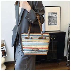 กระเป๋าโท้ทแฟชั่นสำหรับผู้หญิงสีเทาอ่อนเนื้อผ้ามีจีบและมีโบว์ดีไซน์ - Product Image 4