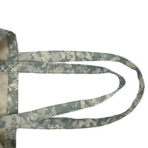 กระเป๋าผ้าไม่ทอขนาดกลางลายพรางดิจิตอลสีเทาพร้อมหูหิ้วและสายสะพายไหล่ - Product Image 4