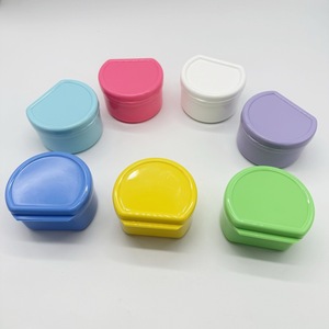 Caja de almacenamiento para dentaduras postizas completas de estilo europeo, estuche para dentaduras tipo D, caja de remojo para dentaduras extraíbles con filtro. - Product Image 1