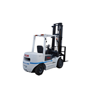 Montacargas Diésel Usado TCM FD30 de 3 Toneladas con Mástil Hidráulico de Dos Etapas, Neumáticos Sólidos, Tracción Delantera y Operación con Asiento - Product Image 1