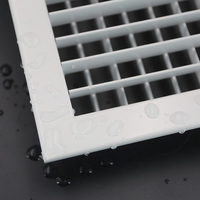 Grille linéaire à double déflection en aluminium blanc et registres pour la climatisation des plafonds de chambres d'hôtel