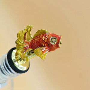 Vertedor de Vino de Lujo con Diseño de Pez Koi en Aleación de Zinc y Tapón de Botella con Diseño de Pez Dorado Esmaltado para Hoteles y Restaurantes <span class=keywords><strong>Michelin</strong></span> de Alta Cocina - Product Image 2