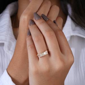 Elegante anillo de banda con diamantes para mujer, diseño de anillo de oro para uso diario, joyería moderna premium con un estilo clásico. - Product Image 2